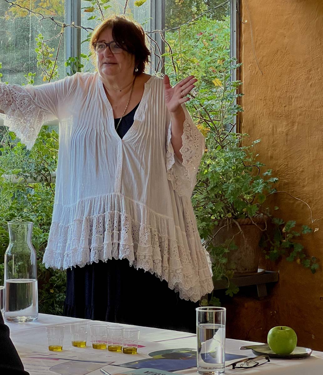 Catherine Fogel underviser i smagning af olivenolie