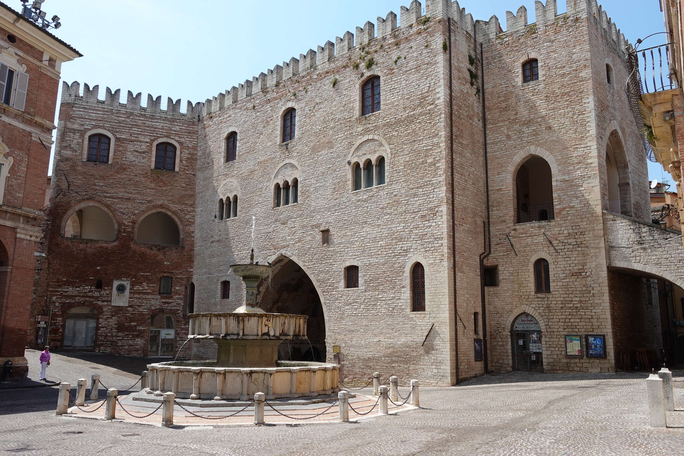 Fabriano piazza2 Marche Italianista Carolina Kromann